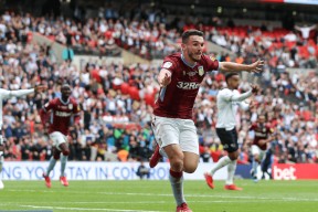 开云在线-包含阿斯顿维拉训练开放日；今夜造点机会引观众欢呼；荷甲在即；赛程密集仍需轮换的词条